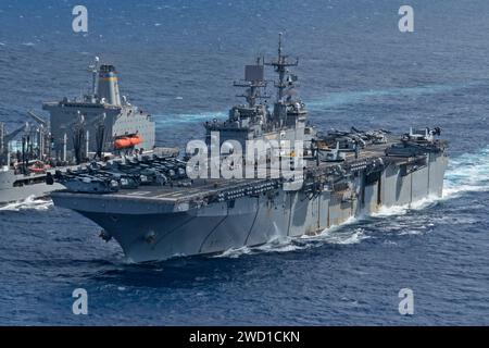 USS Bonhomme Richard zusammen mit dem Flottenöler USNS John Ericsson. Stockfoto