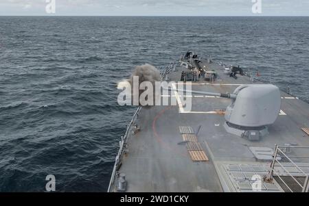 Der Raketenzerstörer USS Ross feuert sein 5-Zoll-Geschütz Mark 45 ab. Stockfoto