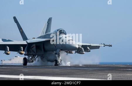 Eine F/A-18E Super Hornet startet von einem Flugzeugträger. Stockfoto