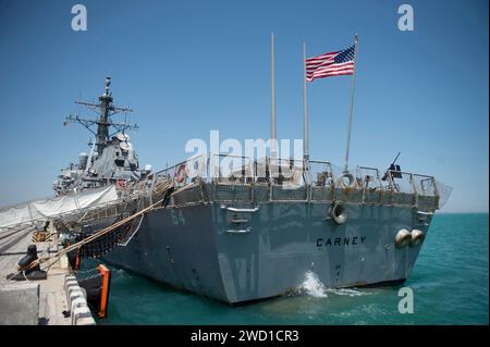 Der Raketenzerstörer USS Carney liegt in Odessa, Ukraine. Stockfoto