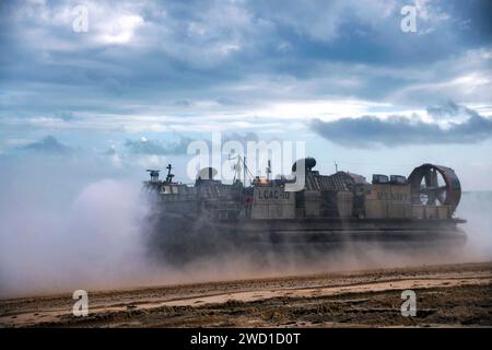 Das Luftkissen des Landungsbootes verlässt den Strand auf Townshend Island, Australien. Stockfoto