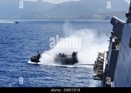 Ein Luftkissen des Landungsbootes verlässt das Brunnendeck der USS San Diego. Stockfoto