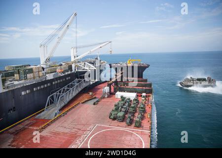 Ein Luftkissen nähert sich dem Schiff USNS John Glenn. Stockfoto