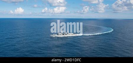 Die Fregatte der Royal Navy Duke-Klasse HMS Westminster macht eine Steuerbordwende im Atlantik. Stockfoto