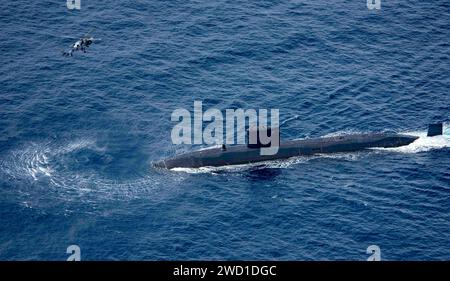 U-Boot der Royal Navy HMS Trenchant und Hubschrauber der Royal Navy Wildcat HMA2. Stockfoto