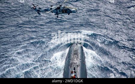 U-Boot der Royal Navy HMS Trenchant und Hubschrauber der Royal Navy Wildcat HMA2. Stockfoto