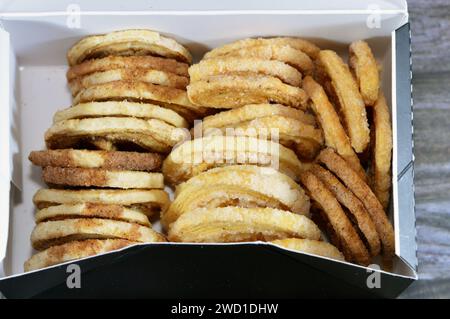 palmier, kurz für Feuille de palmier 'Palmenblatt, französische Herzkekse, Palmiers werden aus Blätterteig hergestellt, einem laminierten Teig ähnlich dem Dou Stockfoto
