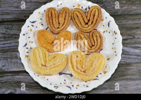 palmier, kurz für Feuille de palmier 'Palmenblatt, französische Herzkekse, Palmiers werden aus Blätterteig hergestellt, einem laminierten Teig ähnlich dem Dou Stockfoto