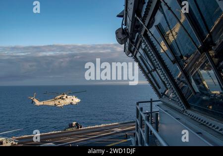 Eine Royal Navy Merlin Mk 2 bereitet sich auf die Landung auf dem Flugdeck der USS George H.W. Bush vor. Stockfoto