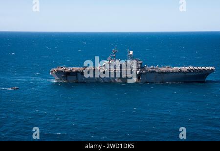 Das amphibische Angriffsschiff USS Bonhomme Richard durchquert das Korallenmeer. Stockfoto