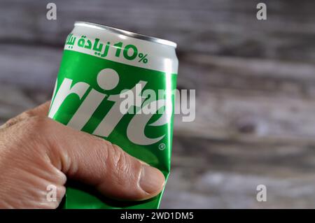 Kairo, Ägypten, 15. Januar 2024: Zerstoßenes, gedämpftes Zitronen-Limetten-Soda-Getränk, ein klares, Zitronen- und Limettenaroma-Erfrischungsgetränk, das von der Coca-Cola C hergestellt wird Stockfoto