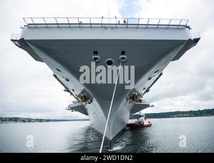 Der Flugzeugträger USS John C. Stennis durchquert den Puget Sound in Washington. Stockfoto