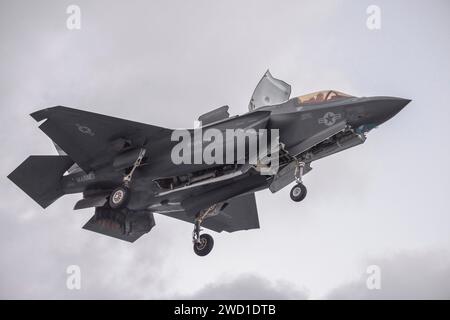 Ein F-35B Lightning II Joint Strike Fighter bereitet sich auf die Landung vor. Stockfoto