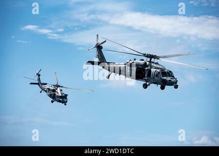 Zwei MH-60S Sea Hawk Hubschrauber führen Flugoperationen durch. Stockfoto