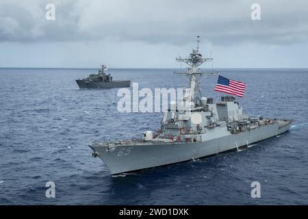 USS Benfold, rechts, und die Landeplattform der Republik Singapur Navy Dock Schiff RSS Endurance. Stockfoto