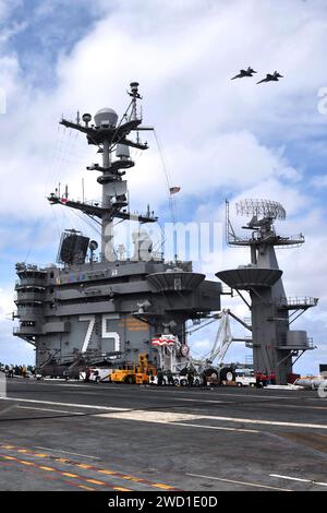 F/A-18 Super Hornets fliegen über das Flugdeck des Flugzeugträgers USS Harry S. Truman. Stockfoto