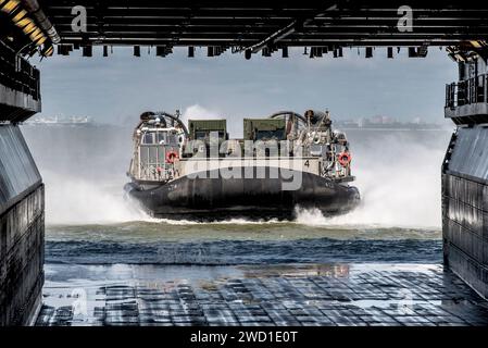 Ein Luftkissen des Landungsbootes erreicht das Brunnendeck der USS Kearsarge. Stockfoto