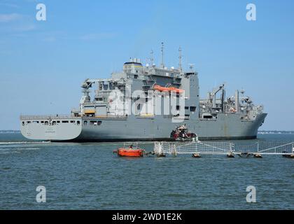 Das Trockenfracht- und Munitionsschiff USNS William McLean geht los. Stockfoto