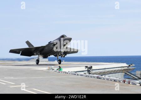 Eine F-35C Lightning II startet vom Flugdeck der USS Abraham Lincoln. Stockfoto