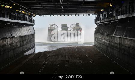 Ein Luftkissen des Landungsbootes erreicht das Brunnendeck der USS Iwo Jima. Stockfoto