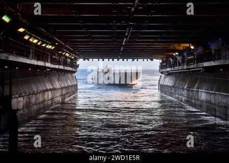 Die Landungsbooteinheit verlässt das Brunnendeck des amphibischen Angriffsschiffs USS Iwo Jima. Stockfoto