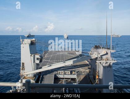 USS Oak Hill, USNS William McLean, USS Kearsarge und USS Wasp durchqueren das Karibische Meer. Stockfoto