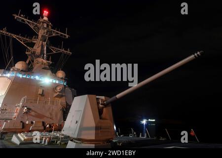 Der Raketenzerstörer USS James E. Williams vertäut in Reykjavik, Island, für einen Hafenbesuch. Stockfoto