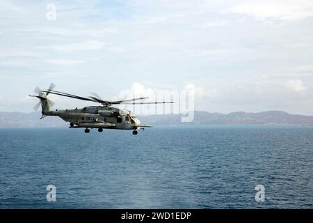 Ein Super Hallion Helikopter des United States Marine Corps CH-53E, der über die Karibik fliegt. Stockfoto