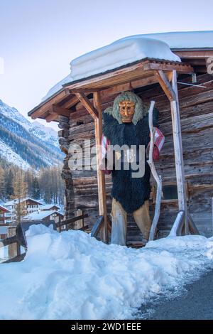 Blatten, Schweiz - 19. Januar. 2022: Die Lötschentaler Karnevalsfigur, bekannt für ihren einzigartigen Brauch mit dem sogenannten Tschäggättä: Furchtenin Stockfoto