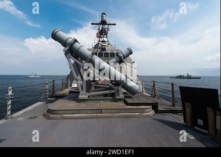 Die USS Coronado segelt neben der Royal Malaysian Navy Fregatte KD Lekiu und der Corvette KD Lekir. Stockfoto