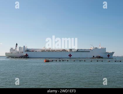 Das Krankenhaus USNS Comfort verlässt die Marinestation Norfolk, Virginia. Stockfoto