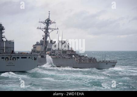 Die USS Mitscher manövriert neben der USNS Medgar Evers. Stockfoto