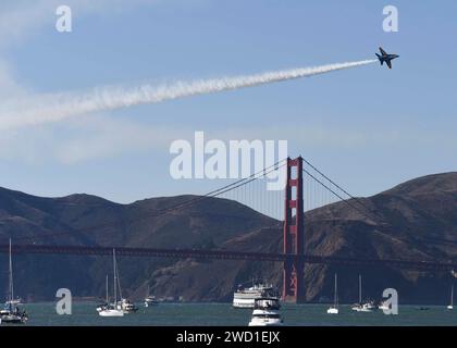 Die Blue Angels der U.S. Navy spielen über der Golden Gate Bridge in San Francisco, Kalifornien. Stockfoto