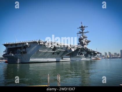 Seeleute und Marines bemannen die Schienen an Bord des Flugzeugträgers USS Theodore Roosevelt. Stockfoto