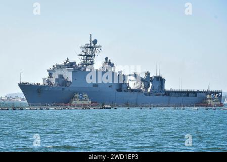 Das Amphibienschiff USS Rushmore nähert sich dem Pier an der Naval Base San Diego, Kalifornien. Stockfoto