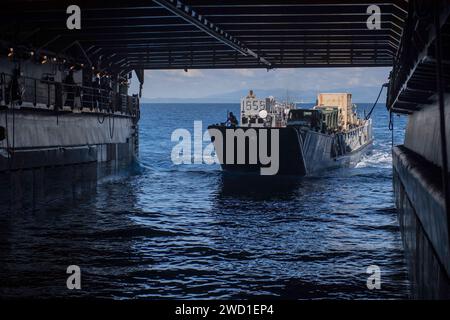 Die Landungsbooteinheit betritt das Brunnendeck des Dock-Landungsschiffes USS Oak Hill. Stockfoto
