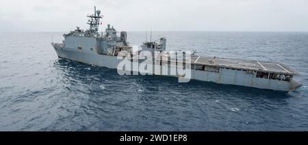 Das Amphibienschiff USS Oak Hill durchquert das Karibische Meer. Stockfoto
