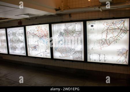 Eine Nahaufnahme der ausgestellten Sammlung von Fotografien an den Wänden der New Yorker U-Bahn-Station Stockfoto