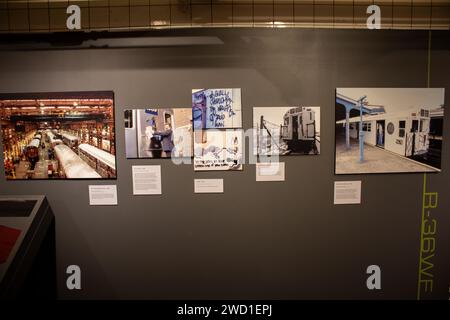 Eine Nahaufnahme der ausgestellten Sammlung von Fotografien an den Wänden der New Yorker U-Bahn-Station Stockfoto