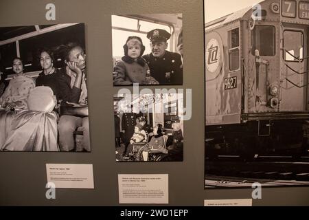 Eine Nahaufnahme der ausgestellten Sammlung von Fotografien an den Wänden der New Yorker U-Bahn-Station Stockfoto