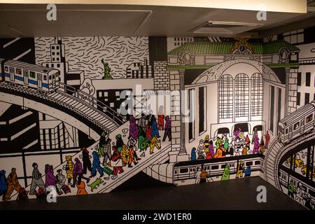 Eine Nahaufnahme der ausgestellten Sammlung von Fotografien an den Wänden der New Yorker U-Bahn-Station Stockfoto