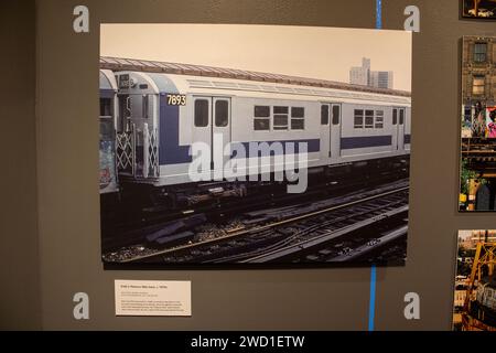 Eine Nahaufnahme der ausgestellten Sammlung von Fotografien an den Wänden der New Yorker U-Bahn-Station Stockfoto