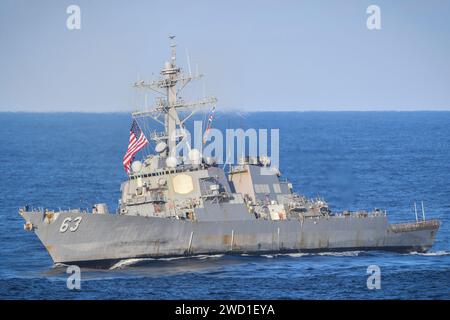 Der Raketenzerstörer USS Stethem durchquert den westlichen Pazifik. Stockfoto