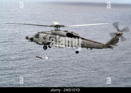 Ein MH-60R Sea Hawk Helikopter startet eine Sonoboy während des Anti-U-Boot-Kampftrainings. Stockfoto