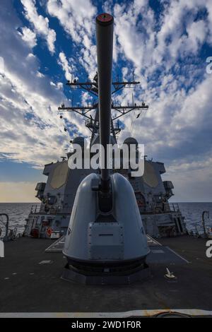 Der Raketenzerstörer USS Donald Cook durchquert das Mittelmeer. Stockfoto