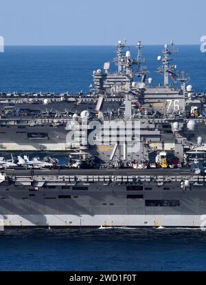 USS Ronald Reagan, USS Theodore Roosevelt und USS Nimitz durchqueren den westlichen Pazifik. Stockfoto