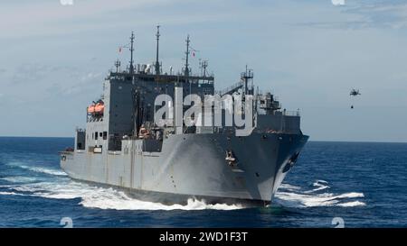 Das Trocken- und Munitionsschiff USNS Robert E. Peary durchquert die Karibik. Stockfoto