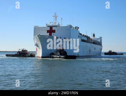 Das US Navy-Krankenhaus USNS Comfort kommt an der Marinestation Norfolk, Virginia an. Stockfoto