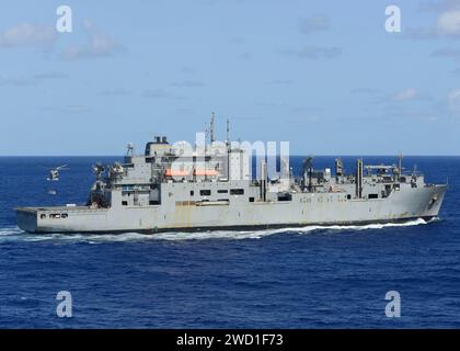 Ein MH-60S Sea Hawk Helikopter lädt Munition auf die USNS Carl Brashear. Stockfoto