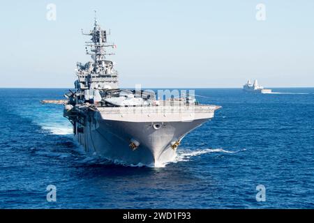 Die USS Iwo Jima nähert sich dem Flottenauffüllöler USNS Big Horn im Atlantik. Stockfoto